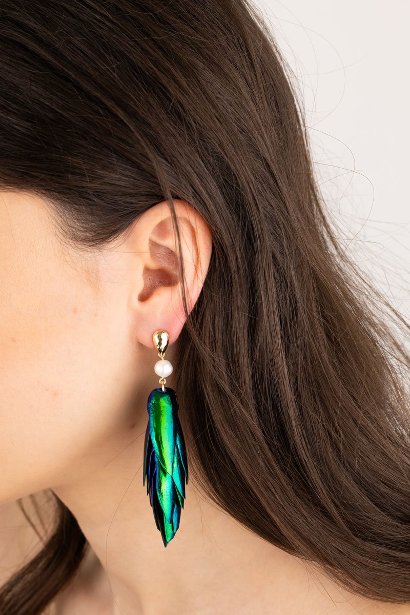 Elegant beetle wings earrings featuring smooth white pearls and intricate goldsmith work